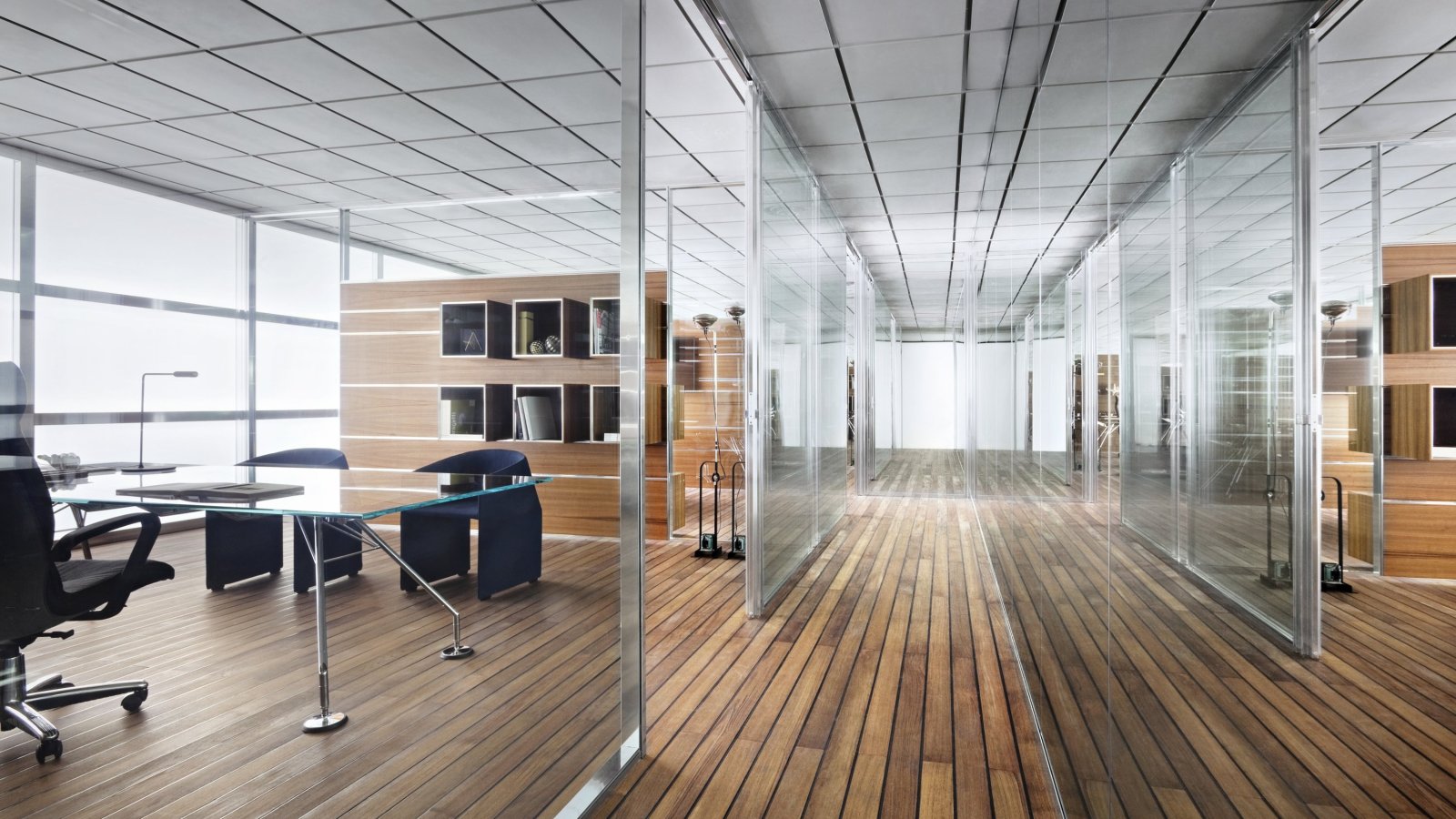 Ufficio direzionale arredato con mobili di design in un open space moderno